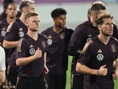 半岛体育娱乐-骑士打勇士逆转夺冠总决赛回放