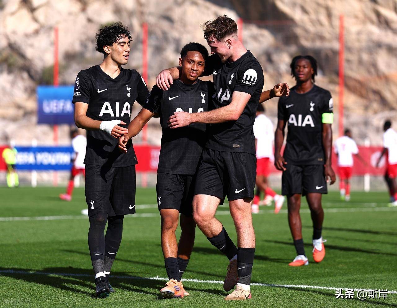 半岛体育娱乐-热刺客场之旅,能否击败对手追赶英超榜首的球员
