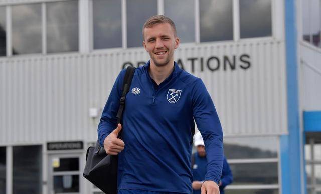 半岛体育官网-周琦赵睿陈盈骏齐聚首钢