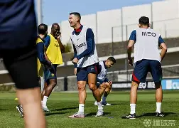 半岛体育官网-樊振东许昕赛前训练