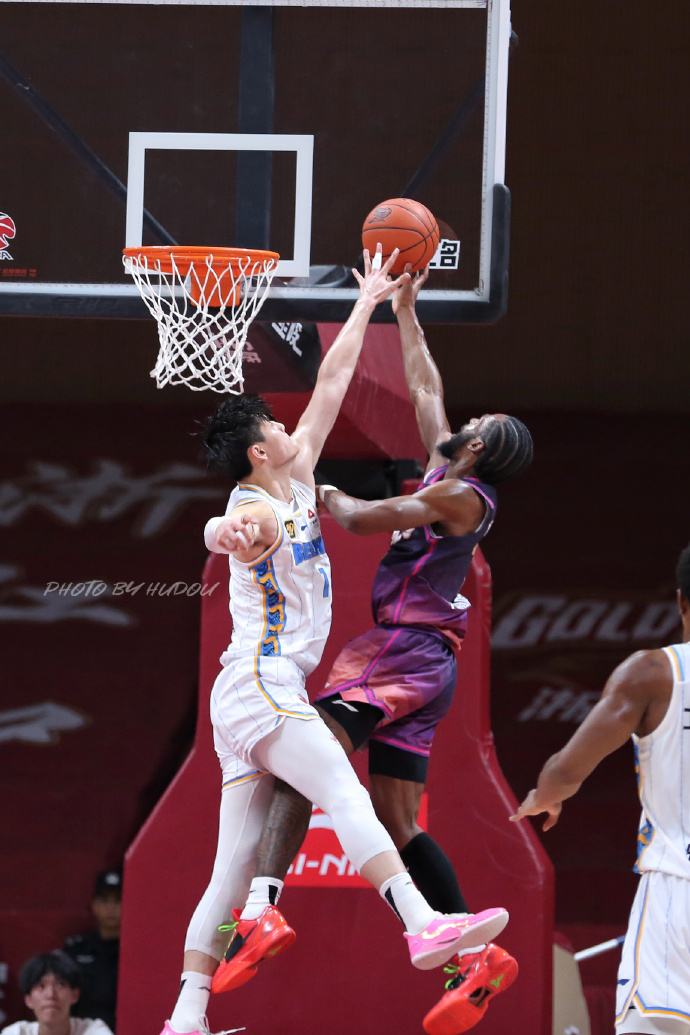 半岛体育娱乐-浙江男篮在昨天比赛中逆袭成功,绝地反击的是谁