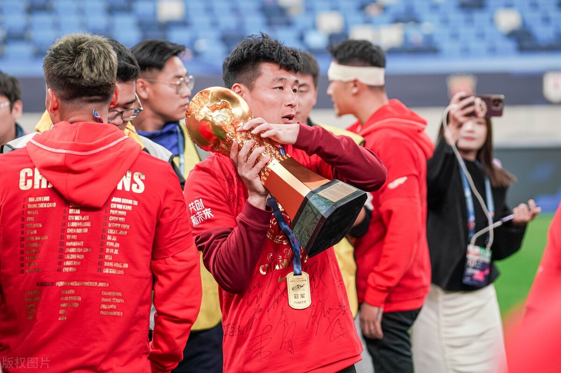 半岛体育-著名球员在比赛中展现出众技艺,助球队获胜英语